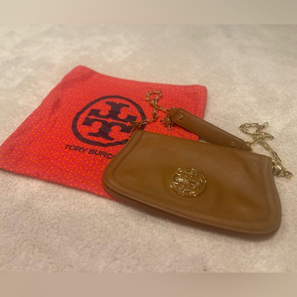 Tory Burch Amanda Logo Flap Clutch in Royal Tan